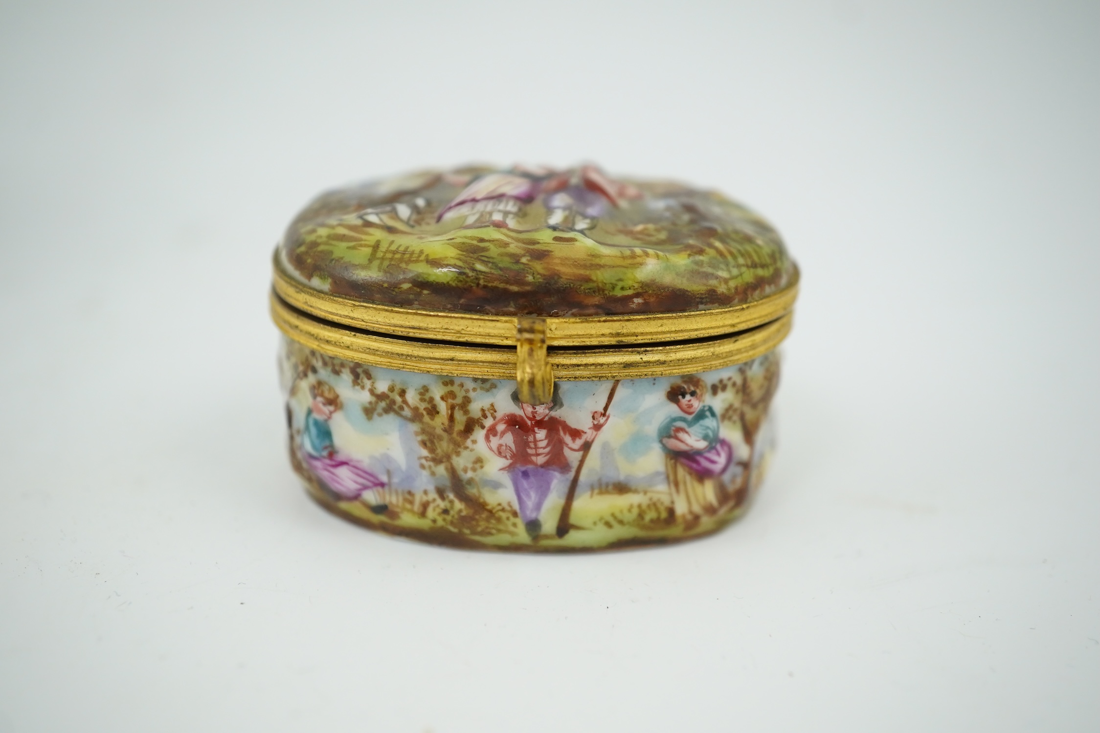 An 18th century Doccia porcelain tea bowl and a Naples style trinket box, bowl 7.5cm diameter. Condition - good